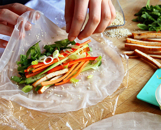 vegan-rice-paper-rolls-with-sriracha-soy-sauce-tofu-and-peanut-sauce